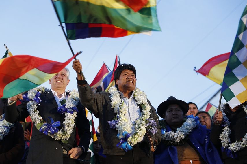 El presidente de boliviano Evo Morales ondea banderas ante sus partidarios mientras celebra su reelecci&oacute;n junto con el vicepresidente &Aacute;lvaro Garc&iacute;a Linera en El Alto, Bolivia, el lunes 28 de octubre de 2019.
