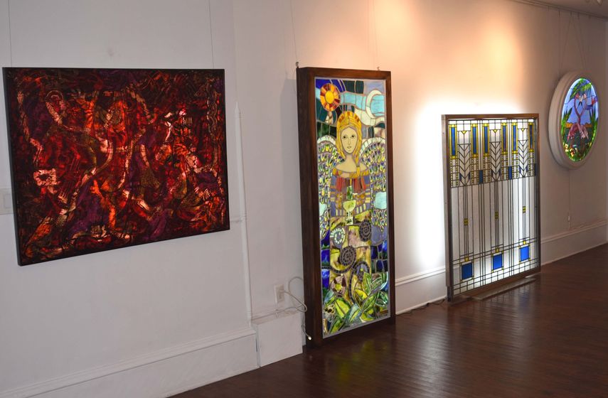 La exposici&oacute;n contiene vitrales antiguos, la obra de trece artistas que desarrollan diferentes t&eacute;cnicas del vitral y la de otros que, de alguna manera, reciben su influencia, ya sea por el uso de cristales, luces o colores.