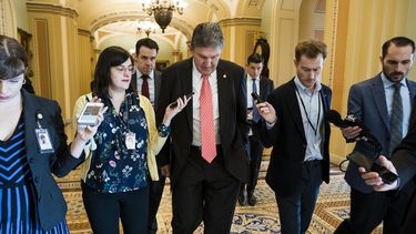 El senador demócrata de West Virginia, Joe Manchin (c), habla con periodistas en el Capitolio, en Washington DC.&nbsp;