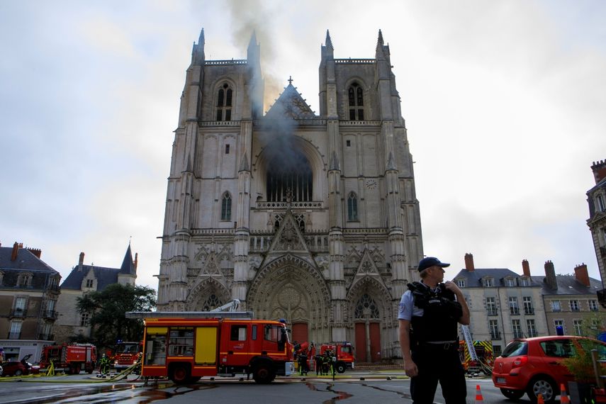 Los bomberos trabajan para extinguir un incendio en la catedral g&oacute;tica de San Pedro y San Pablo, en Nantes, Francia, el s&aacute;bado 18 de julio de 2020. El incendio hizo recordar el incendio devastador en la Catedral de Notre Dame en Par&iacute;s el a&ntilde;o pasado, que destruy&oacute; su techo, hizo colapsar su aguja y amenaz&oacute; con derrumbar el monumento medieval.&nbsp;