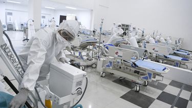 Personal m&eacute;dico revisa equipamiento m&eacute;dico en un hospital de emergencia preparado por el brote de coronavirus, en Yakarta, Indonesia, el lunes 23 de marzo de 2020.&nbsp;