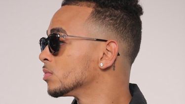 En esta canci&oacute;n, escrita por Ozuna y producida por Hi Music y Mally Mall, se fusionan con naturalidad y sudor ritmos alternativos, reggaet&oacute;n y pop tropical.