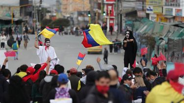 Manifestantes realizan una protesta antigubernamental provocada por aumentos de impuestos propuestos sobre los servicios públicos, el combustible, los salarios y las pensiones en Bogotá, Colombia, el viernes 28 de mayo de 2021.
