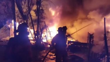 Durante la noche de este viernes los bomberos lucharon contra el fuego en una situación peligrosa en extremo .