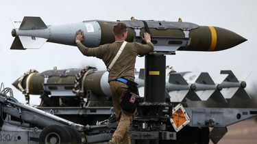 Miembro del ejército de EEUU carga un bombardero estadounidense.