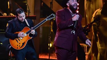 La cantautora mexicana Carin León se presenta en el escenario durante la 25a Entrega Anual de los Premios Latin Grammy en el Kaseya Center en Miami, Florida, el 14 de noviembre de 2024.&nbsp;