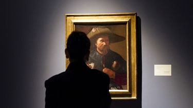 Una persona observa Santiago el Mayor de Georges de La Tour durante una vista previa de prensa en Sothebys Nueva York el 25 de octubre de 2022 para la subasta en vivo Barroco: Obras maestras de la colección Fisch Davidson: 26 de enero de 2022