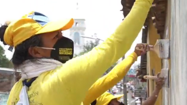 Presos de El Salvador comenzaron este jueves 7 de Abril 2022, a borrar grafitis que las pandillas violentas utilizan para marcar el territorio en el que operan, informó el director de Centros Penales, Osiris Luna