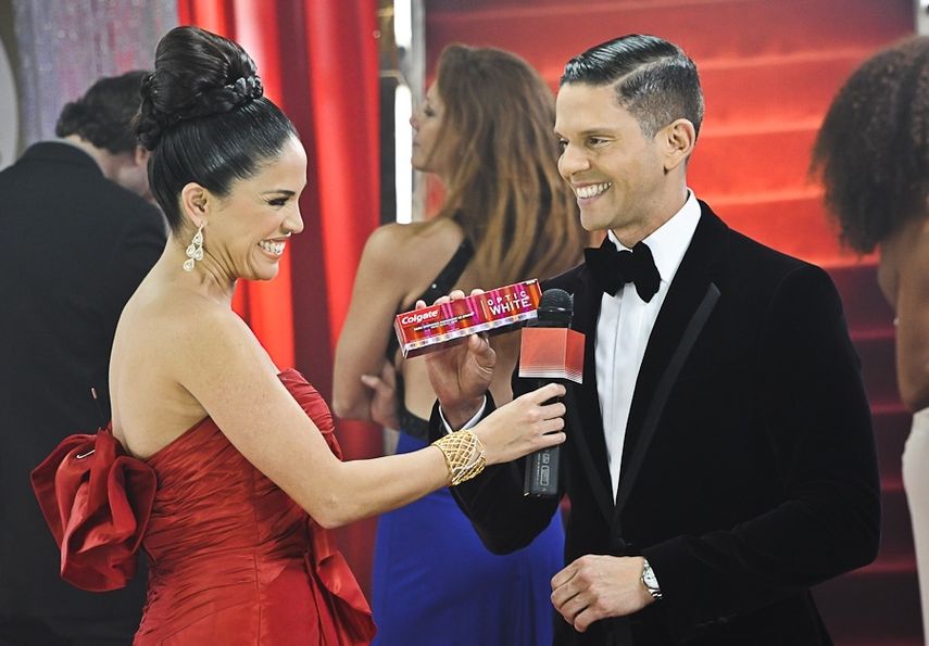  Rodner Figueroa con Karla Martínez en la campaña publicitaria de Colgate. (Captura YouTube)