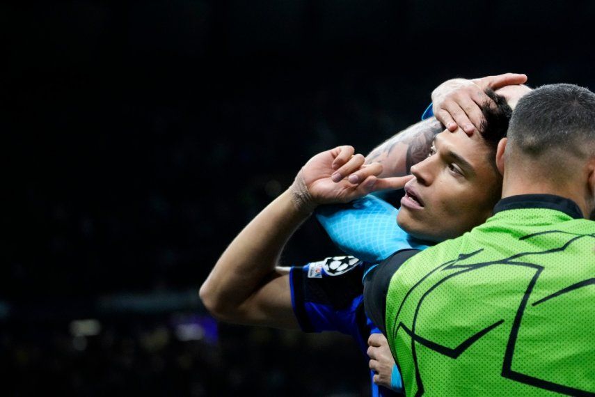 Joaquín Correa celebra tras anotar el tercer gol del Inter de Milán en el empate 3-3 contra Benfica en la vuelta de los cuartos de final de la Liga de Campeones, el miércoles 19 de abril de 2023.