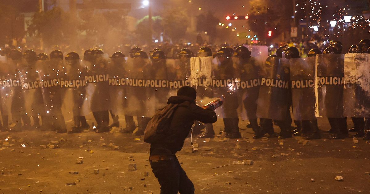 Un muerto y más de 100 heridos durante jornada de protestas en Lima