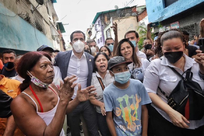 El presidente interino de Venezuela Juan Guaidó recorre las calles de Caracas conversando&nbsp; sobre la Consulta Popular.&nbsp;
