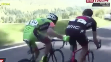 ciclista le mete el dedo a otro ciclista en el tour de los alpes