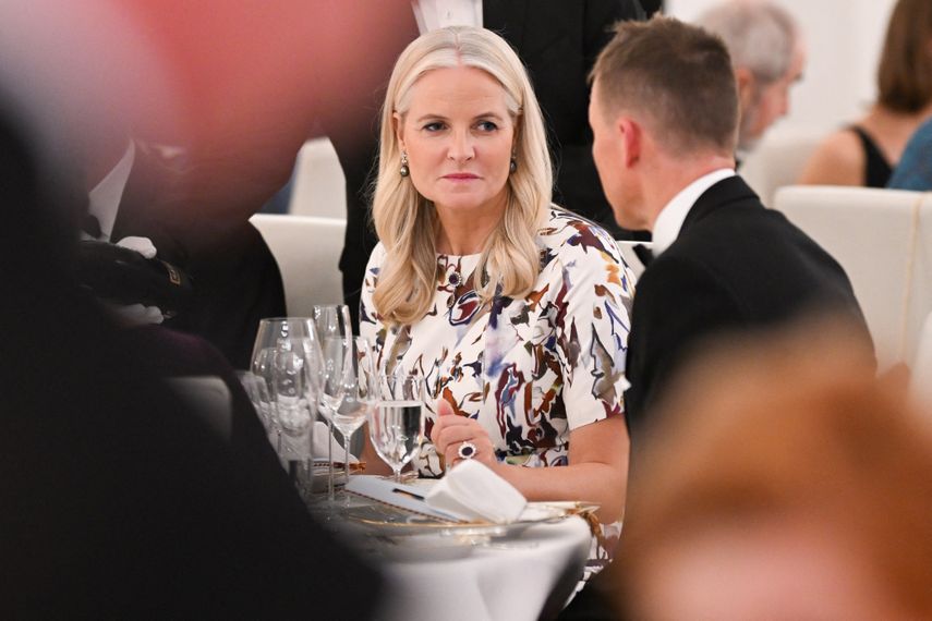 La princesa heredera Mette-Marit de Noruega asiste a una cena con los jefes de Estado de Suecia, Dinamarca, Finlandia, Islandia y Noruega para conmemorar el 25º aniversario de las embajadas nórdicas, en el palacio presidencial de Bellevue el 21 de octubre de 2024.