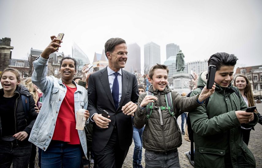 El primer ministro danés y líder del Partido Popular por la Libertad y la Democracia, Mark Rutte, se toma fotografías junto a varios jóvenes durante un acto de campaña en Leiden.