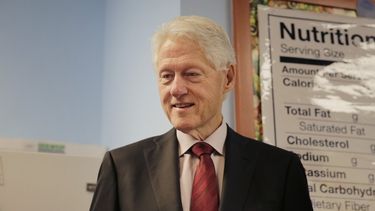 Esta foto de archivo del 10 de diciembre de 2019 muestra al ex presidente estadounidense Bill Clinton durante una visita a la escuela secundaria Edward A. Reynolds West Side en Nueva York.  