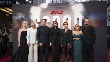 De izquierda a derecha: Sam McAlister, Romola Garai, Rufus Sewell, Keeley Hawes, Billie Piper, Gillian Anderson y Philip Martin posan a su llegada al estreno mundial de la película Scoop, de Netflix, el miércoles 27 de marzo de 2024 en Londres.