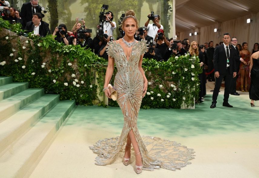 La cantante y actriz estadounidense Jennifer López llega a la Met Gala en el Museo Metropolitano de Arte el 6 de mayo de 2024 en Nueva York.