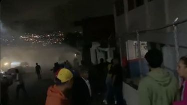 Captura de pantalla, venezolanos a fuera de un centro electoral mientras colectivos armados intentan dispersarlos.&nbsp;