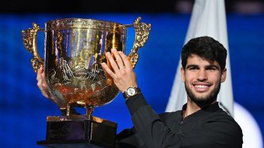 El español Carlos Alcaraz celebra con el trofeo tras ganar la final individual masculina contra el italiano Jannik Sinner en el torneo de tenis China Open en Beijing el 2 de octubre de 2024.&nbsp;