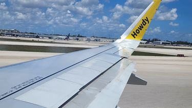 Avión de Spirit se dirige a una de las pistas para despegar en el Aeropuerto Internacional de Miami.