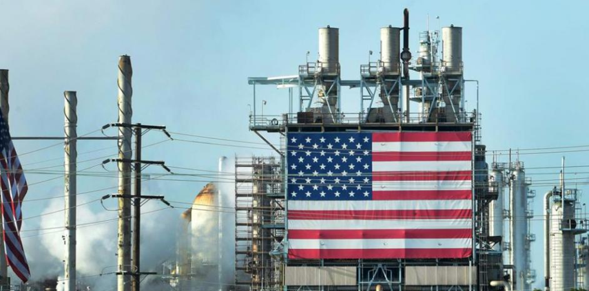 Una bandera estadounidense en una instalación petrolera en California. &nbsp;