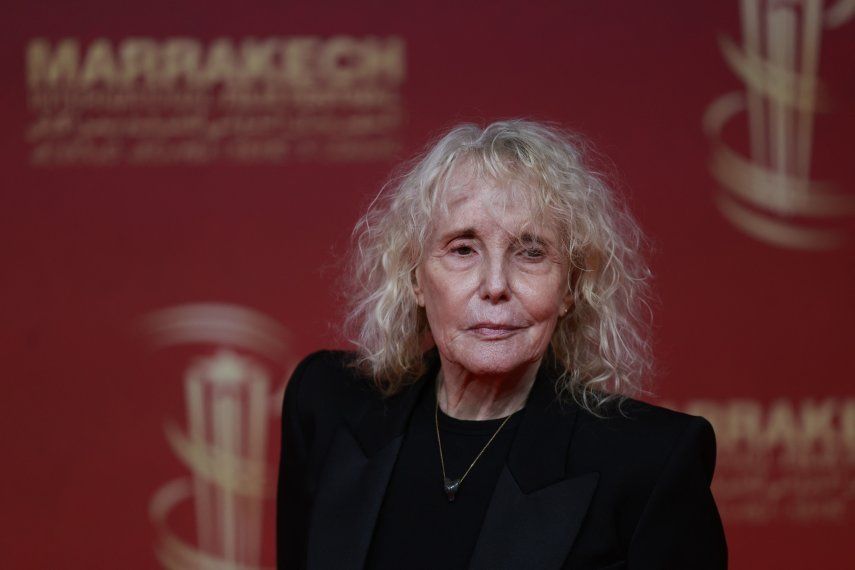La directora de cine y guionista francesa Claire Denis posa en la alfombra roja durante el 22º Festival Internacional de Cine de Marrakech (FIFM) en Marrakech, el 5 de diciembre de 2025.