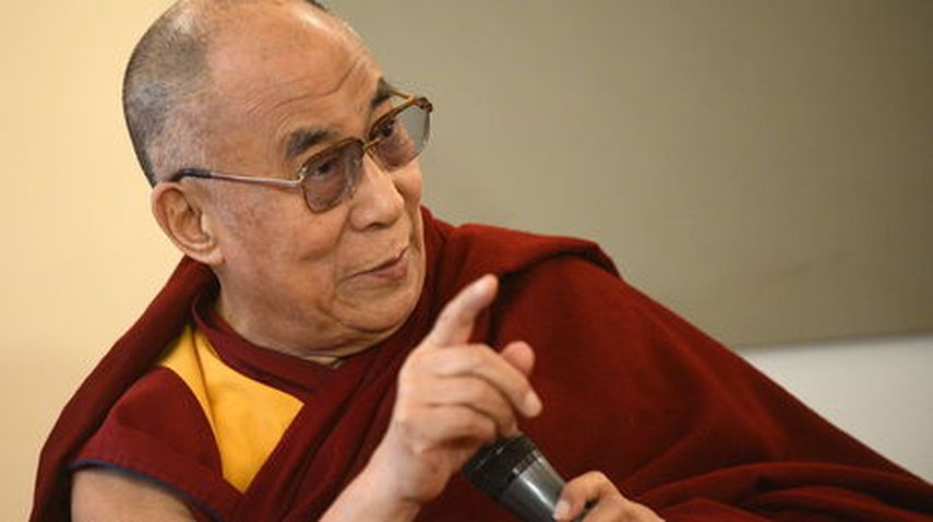 Tenemos que tener un enfoque humanista (...) En lo que respecta a la teoría socioeconómica, soy un marxista, sigo siéndolo, cita la agencia IANS al religioso en un discurso sobre la paz mundial pronunciado en una universidad de la ciudad oriental ind