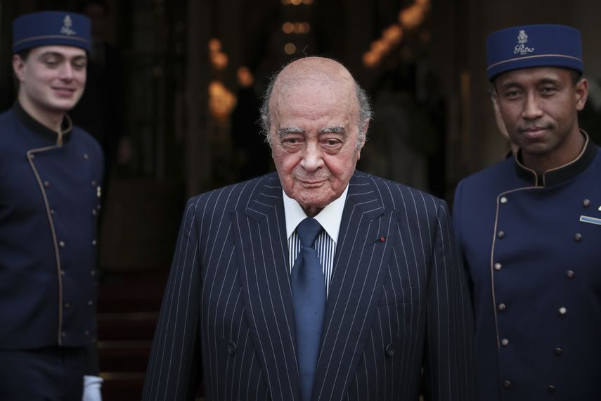 El empresario egipcio y propietario del hotel Ritz, Mohamed Al Fayed, posa con el personal de su hotel en París, el 27 de junio de 2016. &nbsp;