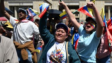 Residentes venezolanos gritan consignas durante una protesta convocada por la oposición en Bogotá el 10 de enero de 2025. 