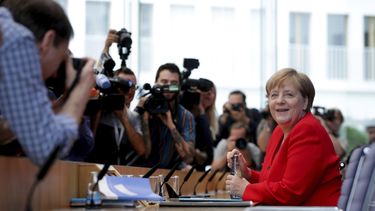 La canciller alemana Angela Merkel, derecha, sonríe al iniciar su conferencia de prensa anual de verano en Berlín, viernes 19 de julio de 2019.&nbsp;