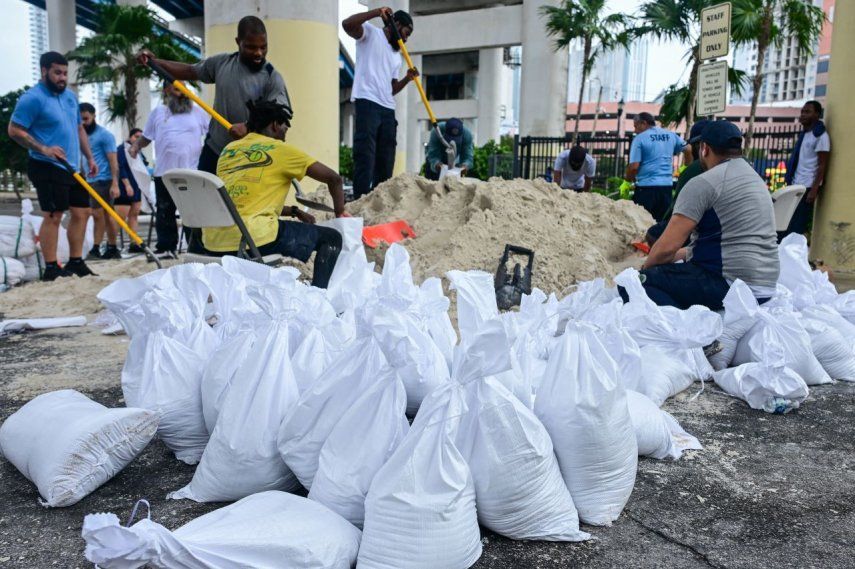 Voluntarios de la ciudad de Miami llenan sacos de arena para ayudar a los residentes a prepararse para la llegada del huracán Milton a Miami, Florida, el 7 de octubre de 2024.