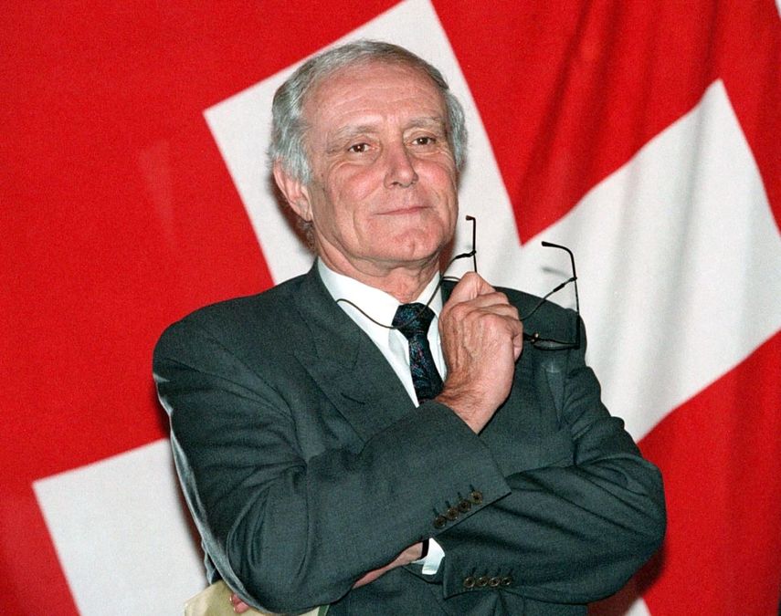 En esta foto tomada el 15 de diciembre de 1998, el presidente de Suiza, Flavio Cotti, sonríe durante una conferencia de prensa en el Grand Hotel Europa de San Petersburgo.