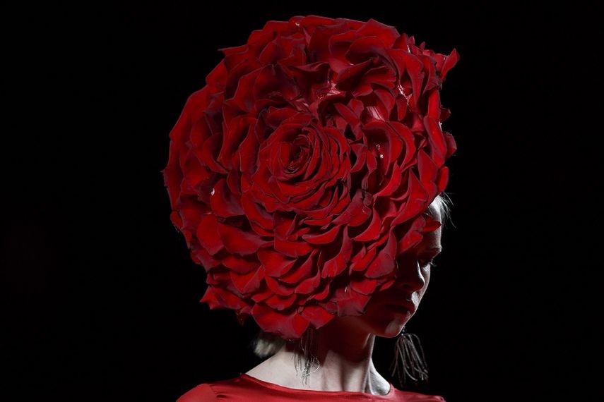 Una modelo presenta piezas de la colección otoño-invierno de Francis Montesinos en la Semana de la Moda de Madrid. (AP).  