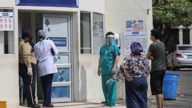 Un trabajador m&eacute;dico usa una m&aacute;scara y un protector facial en la entrada del hospital SERMESA en Managua, Nicaragua. Si bien la Organizaci&oacute;n Panamericana de la Salud insta a Nicaragua a tomar medidas m&aacute;s agresivas contra la pandemia de coronavirus y los pa&iacute;ses vecinos observan con cautela su brote, el r&eacute;gimen de Daniel Ortega parece m&aacute;s centrado en ocultar el virus que en tratarlo.&nbsp;