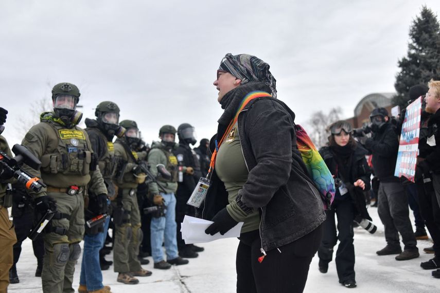 Un manifestante grita a los agentes federales durante una manifestación contra ICE frente al Edificio Federal Bishop Whipple en Minneapolis, Minnesota, el 15 de enero de 2026.