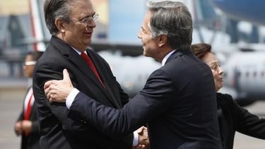 El canciller mexicano Marcelo Ebrard, izquierda, le da la bienvenida al secretario de Estado estadounidense Antony Blinken el lunes 12 de septiembre de 2022, en el Aeropuerto Internacional Benito Juárez de la Ciudad de México.&nbsp;