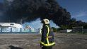 Un bombero se encuentra cerca de un tanque de petróleo en llamas en Matanzas, Cuba, el 6 de agosto de 2022. 