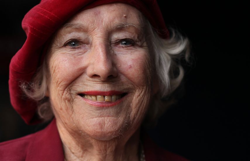 En esta foto de archivo tomada el 22 de octubre de 2009, la cantante Dame Vera Lynn, posa para fotograf&iacute;as en el centro de Londres, el 22 de octubre de 2009.