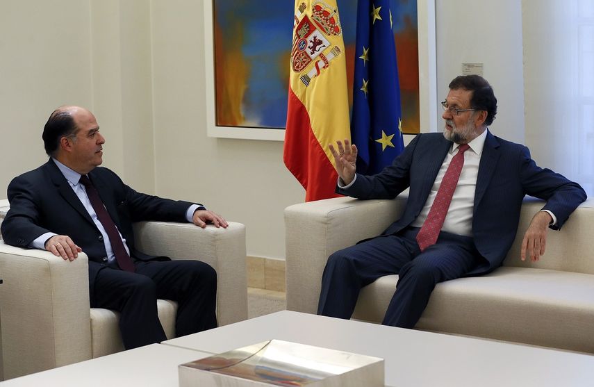 El presidente español Mariano Rajoy durante la reunión que ha mantenido con el presidente de la Asamblea Nacional de&nbsp;Venezuela, Julio Borges, esta mañana en el Palacio de La Moncloa.&nbsp;