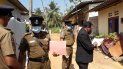 El magistrado de Sri Lanka Wasantha Ramanayake, a la derecha, y agentes de policía inspeccionan el exterior de una casa donde una niña de nueve años fue muerta en lata en Delgoda, Sri Lanka, el domingo 28 de febrero de 2021. El magistrado de Sri Lanka Wasantha Ramanayake, a la derecha, y agentes de policía inspeccionan el exterior de una casa donde una niña de nueve años fue muerta en lata en Delgoda, Sri Lanka, el domingo 28 de febrero de 2021.