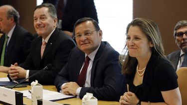 El canciller chileno Roberto Ampuero, izquierda, su homólogo peruano Nestor Popolizio, y la canciller canadiense Chrystia Freeland, miembros del Grupo de Lima, son fotografiados antes de una reunión en Naciones Unidas el lunes 3 de junio de 2019. 