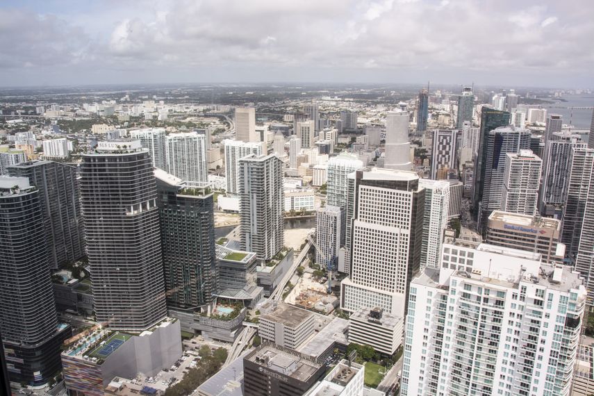 El mercado inmobiliario de Miami está recibiendo un influjo importante de compradores de altos ingresos de otros estados que tienen altas cargas impositivas.&nbsp;