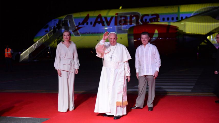 El Sumo Pontífice se despidió en la pista del presidente colombiano, Juan Manuel Santos; de la primera dama, María Clemencia Rodríguez, y de altos funcionarios del Estado.