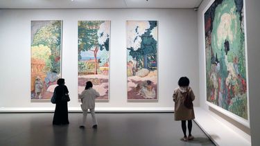 Los visitantes observan pinturas del pintor francés Pierre Bonnard durante una visita de prensa a la exposición La Colección Morozov en la Fondación Louis Vuitton, en París, el 15 de septiembre de 2021.