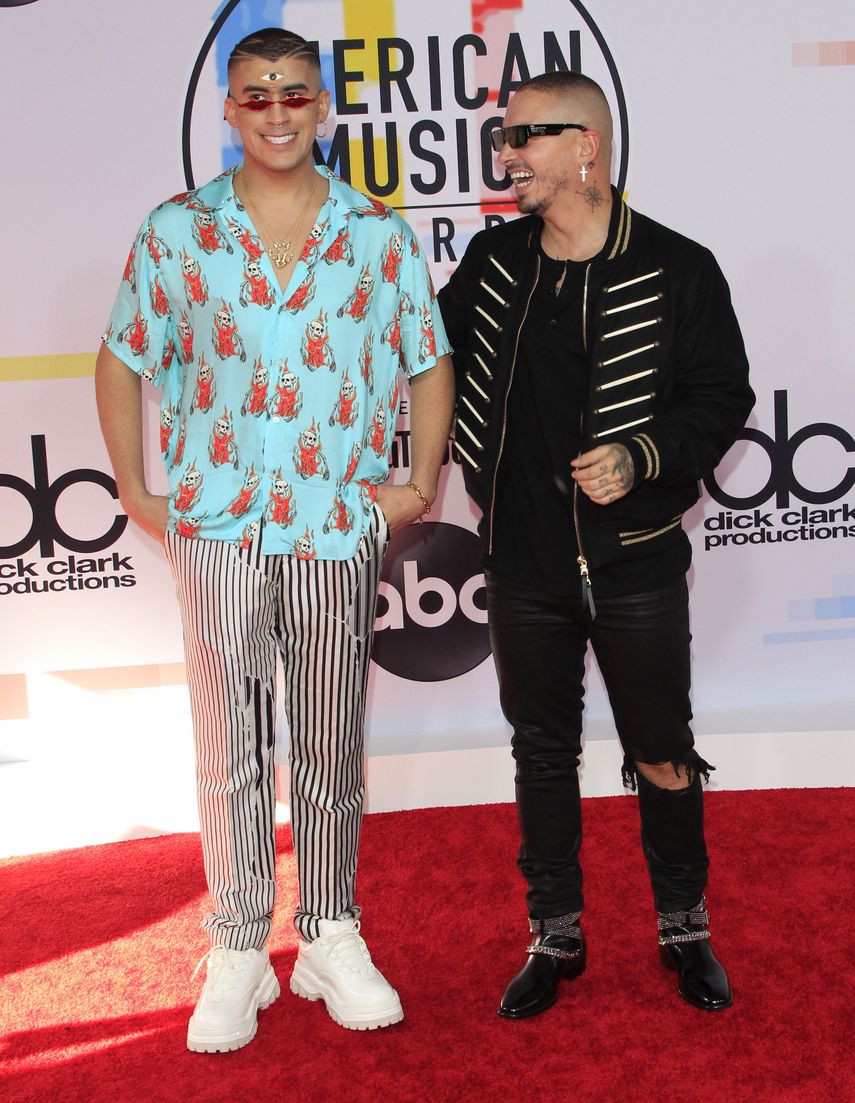 Bad Bunny y J Balvin en la alfombra roja de la recién edición de los American Music Awards (AMA).&nbsp;