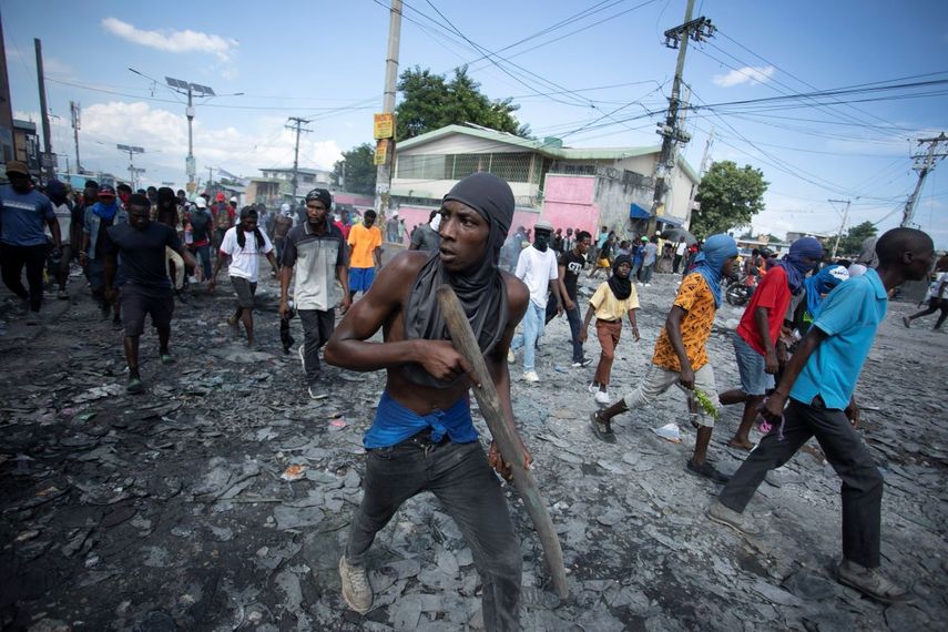 Presuntos pandilleros en Haití muertos a manos de justicieros. En la foto un manifestante porta un pedazo de madera que finge es un rifle durante una protesta antigubernamental en Puerto Príncipe, Haití, el 3 de octubre del 2022.
