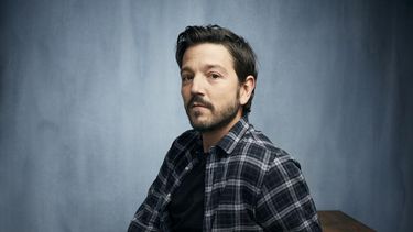 Diego Luna posa para promover la película Wander Darkly en el Festival de Cine de Sundance, el 24 de enero de 2020 en Park City, Utah. Luna hace la voz de la ardilla Chip en la cinta animada “DC League of Super-Pets” (“DC Liga de Súpermascotas”).&nbsp;