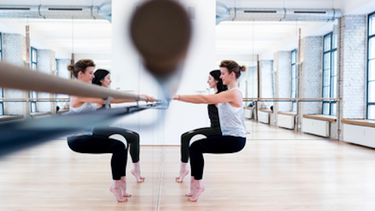 Una pelota y una brarra de ballet: no hace falta mucho más para entrenar los músculos.