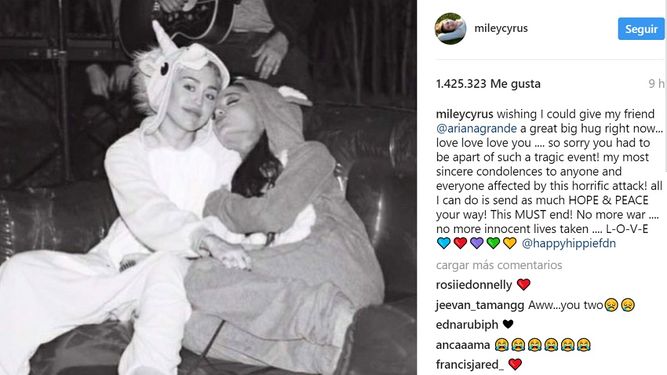 Ojalá pudiera dar un abrazo enorme ahora mismo a mi amiga @ArianaGrande, deseaba&nbsp;Miley Cyrus&nbsp;en Instagram.